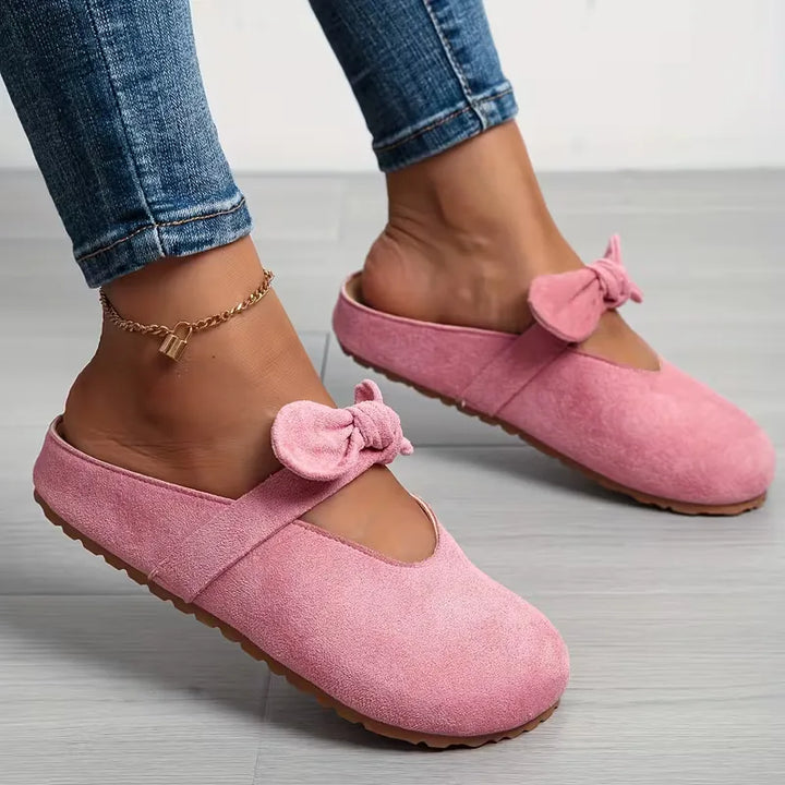 Roze dames badslipper met elegant strikdesign, ideaal voor zomer, strand en vakantie. Comfortabele slip-on stijl.