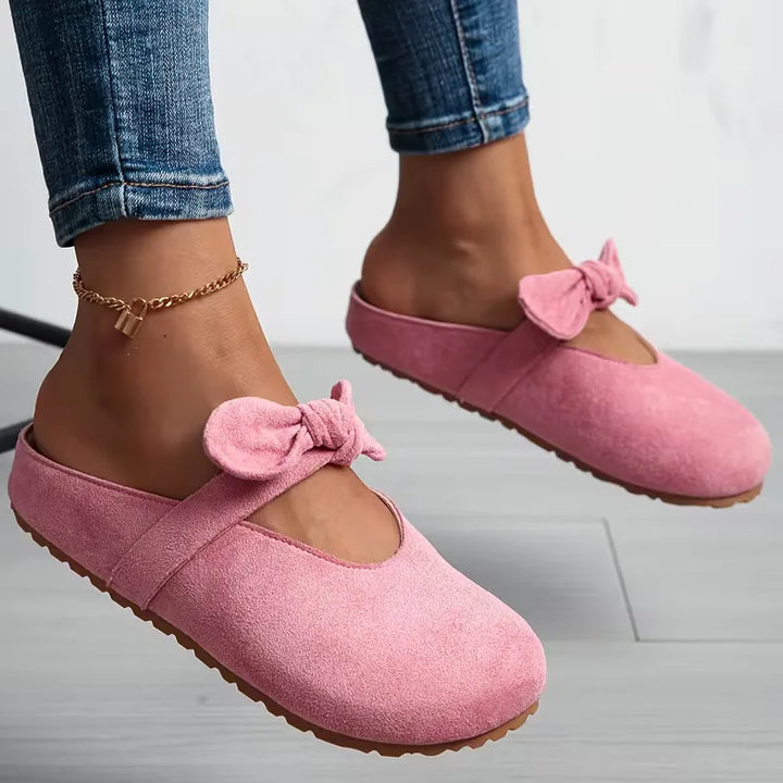 Gele dames badslipper met modieus strikdesign voor comfortabele zomerdagen. Perfecte casual slip-on slipper.
