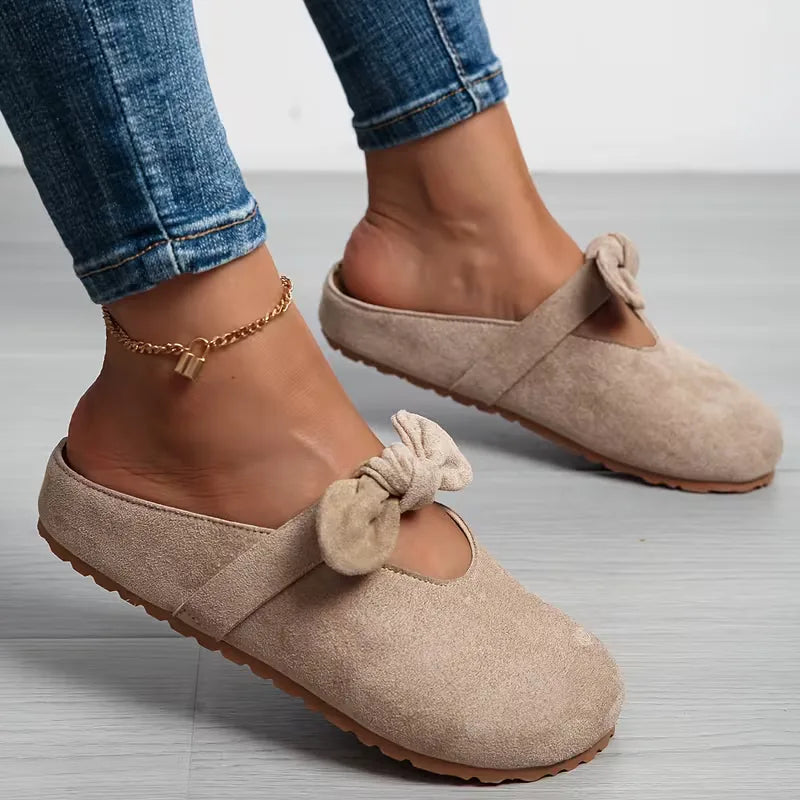 Khaki dames badslipper met chic strikdesign, comfortabel en stijlvol voor strand, zwembad of thuis.