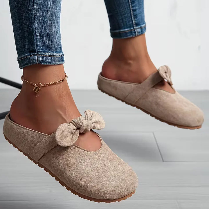 Dames badslipper met modieus strikdesign. Comfortabele slip-on stijl, perfect voor lente en zomer casual dagen.