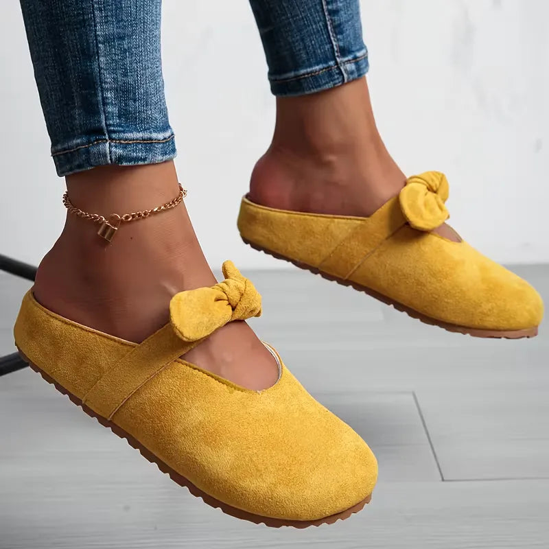 Stijlvolle dames badslipper met strikdesign, een comfortabele slip-on voor modieuze lente- en zomerdagen.