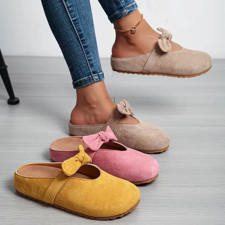 Detailfoto van een roze dames badslipper met elegant strikdesign, benadrukt comfort en zomerse stijl.