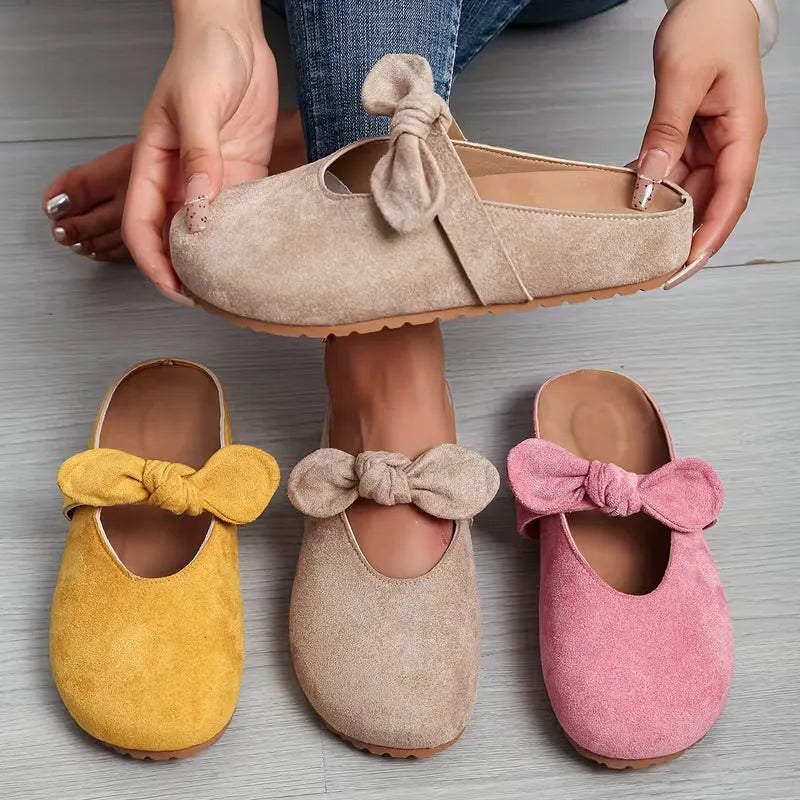 Modieuze gele dames badslipper met strikdesign gedragen, comfortabel voor strand, zwembad of een casual zomerdag.