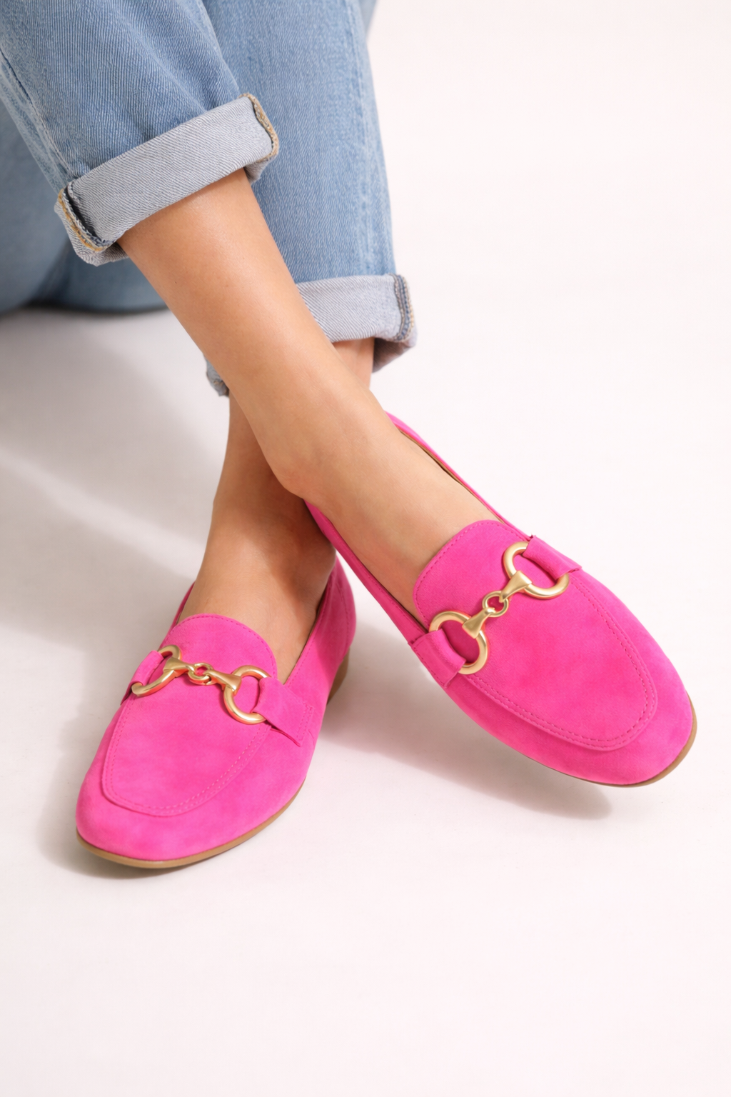 Roze dames mocassins met metalen details en comfortabele platte zool, ideaal voor casual en elegant dagelijks gebruik.