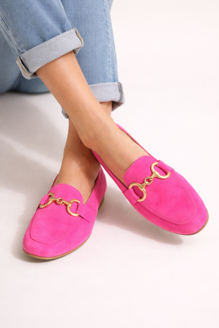 Roze dames mocassins met metalen details en comfortabele platte zool, ideaal voor casual en elegant dagelijks gebruik.