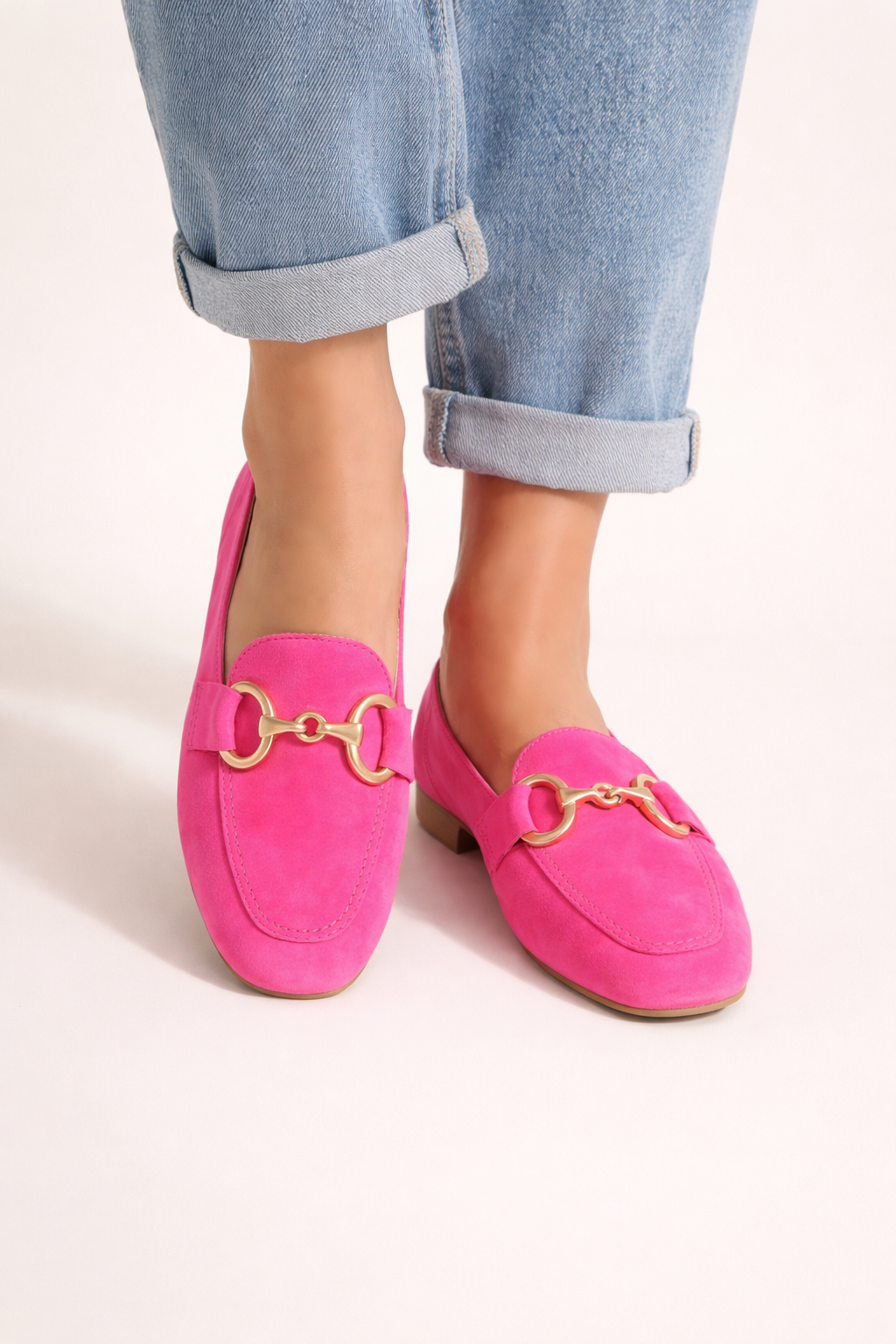 Comfortabele roze dames mocassins, perfect voor zomerse dagen, met stijlvolle metalen accenten en platte zool.