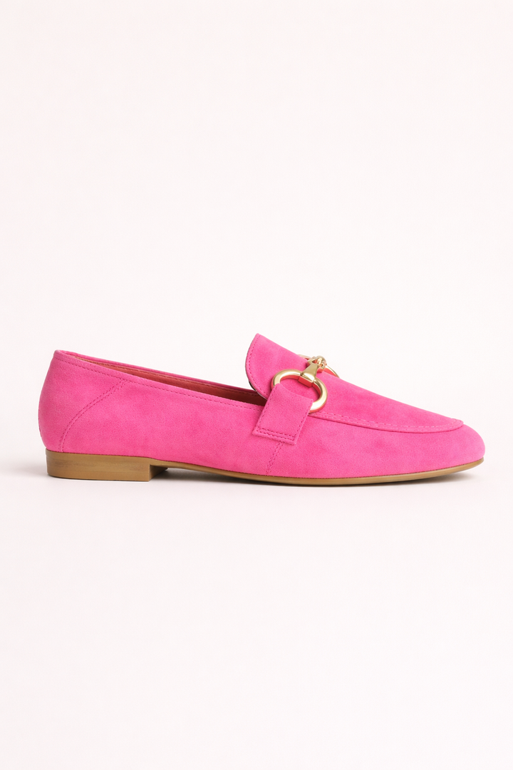 Close-up van roze dames mocassins met glanzende metalen gesp, benadrukt de elegante casual stijl en comfort.