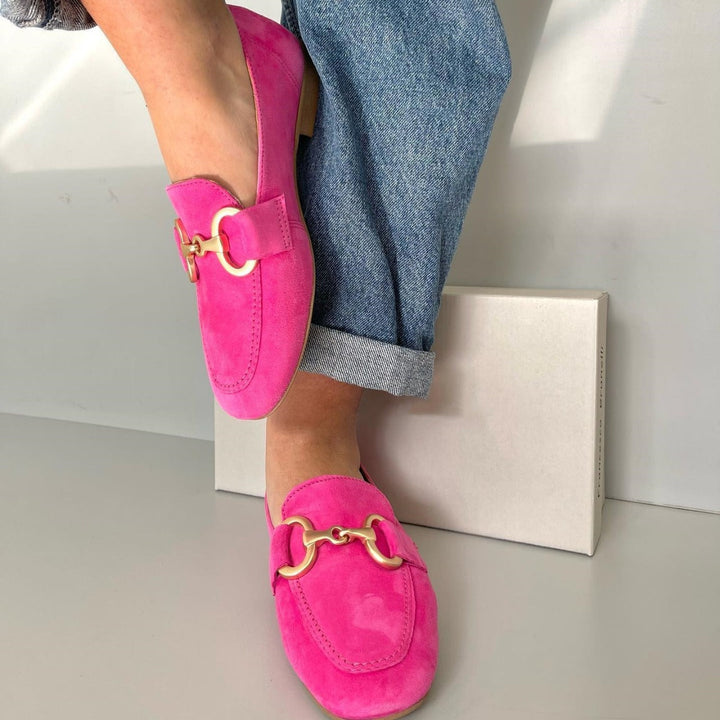 Elegante roze dames mocassins met platte zool en metalen details, veelzijdige schoenen voor zomer en dagelijks comfort.