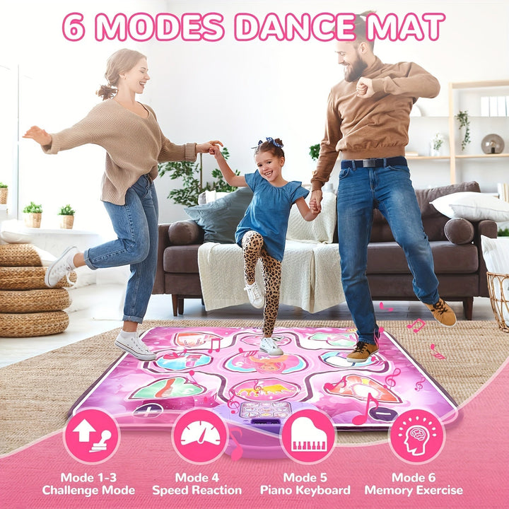 Kind danst vrolijk op de roze dansmat, interactief speelgoed voor ritmisch en actief speelplezier zonder scherm.