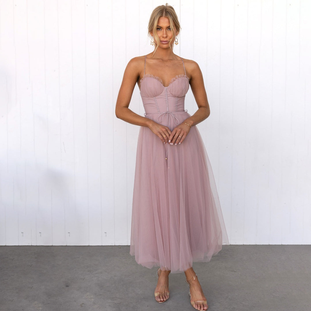 Zwarte midi damesjurk, elegant en flatterend voor diverse zomerse gelegenheden.