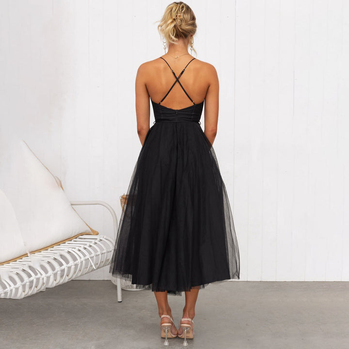 Elegante zwarte dames midi jurk, ideaal voor een stijlvolle en comfortabele zomer.