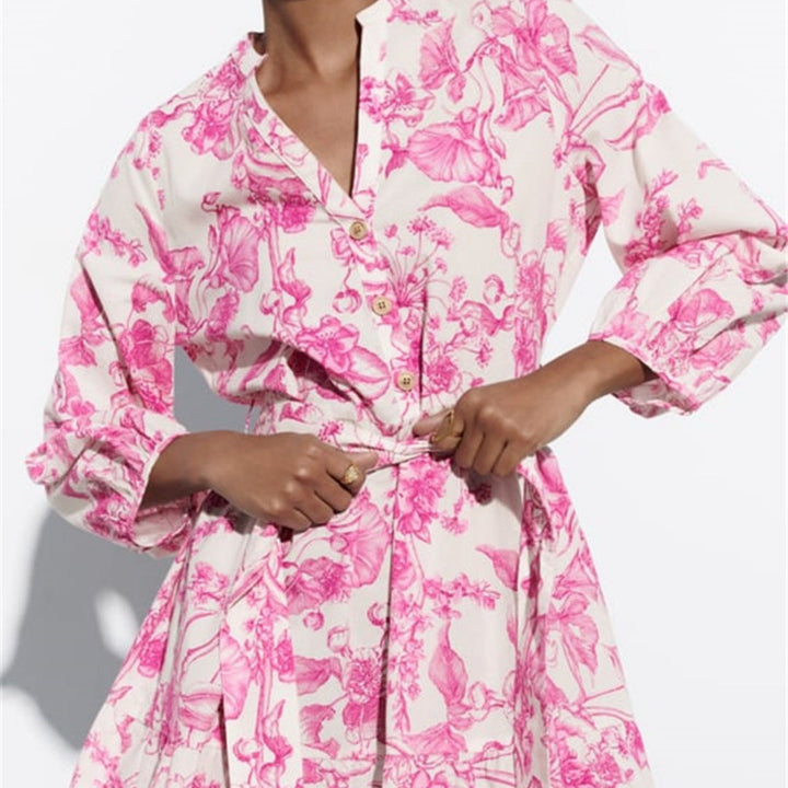 Elegante gebloemde zomerjurk voor dames. Korte roze jurk met vrouwelijke print en verstelbare taille voor elke dag.