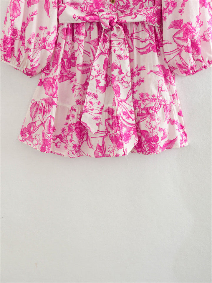 Comfortabele roze gebloemde korte jurk voor dames. Verstelbare taille en wijde mouwen zorgen voor een perfecte pasvorm.