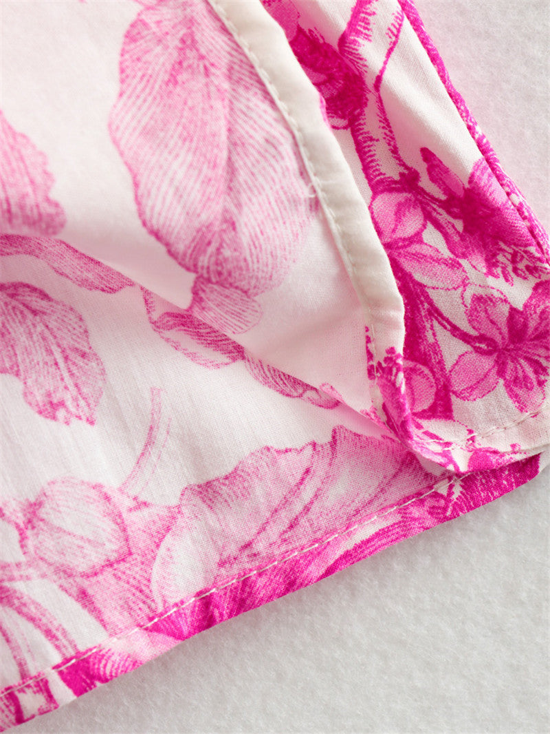 Roze gebloemde dagjurk voor dames. Korte jurk met vrouwelijke print, verstelbare taille en trendy wijde mouwen.