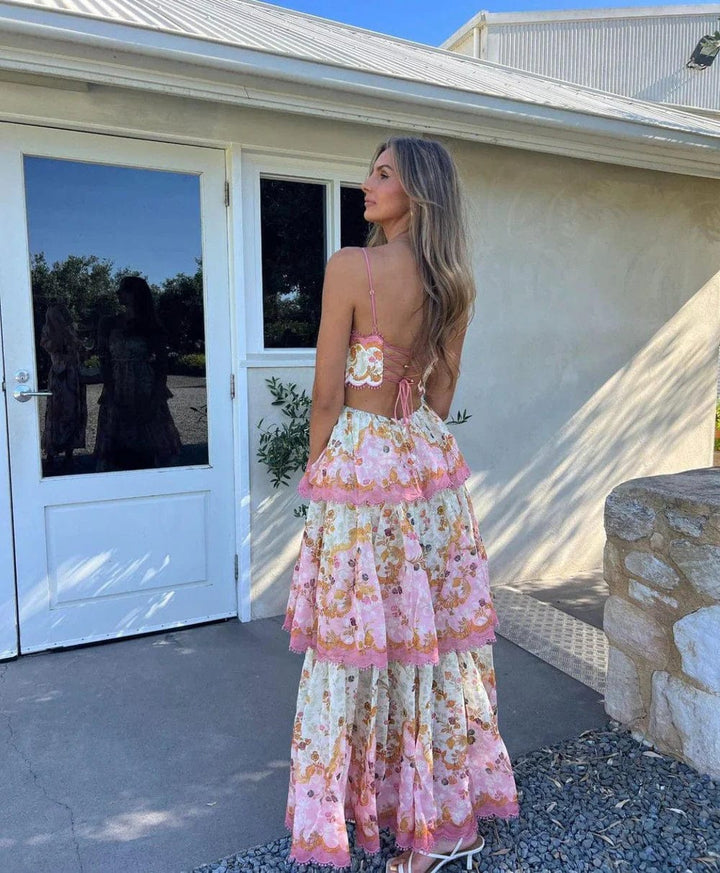 Elegante roze maxi-jurk voor dames met ruches en borduursel, ideaal als zomer- of feestjurk.
