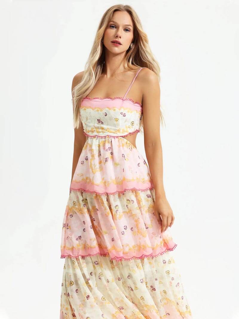 Strandvriendelijke roze dames maxi-jurk met ruches en borduurwerk, ideaal voor een zonnige vakantie.