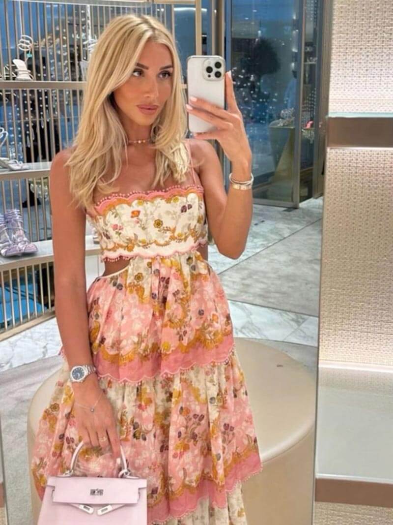 Vrouwelijke roze maxi-jurk voor dames met luchtige ruches en sierlijk borduursel, ideaal voor de zomer.