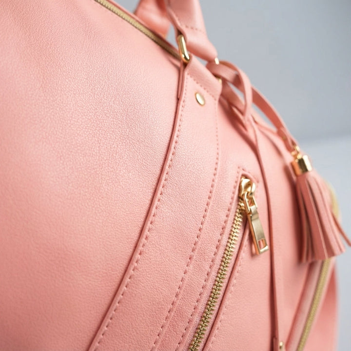 Beige unisex reistas met wielen, waterdicht en lichtgewicht. Perfect voor georganiseerd reizen.