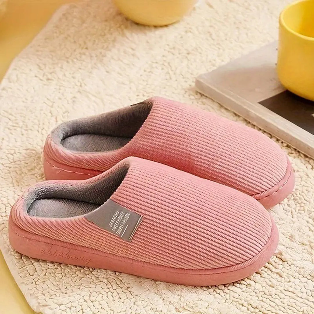 "Roze Rosela slip-on pantoffels voor dames met zacht binnenmateriaal en stevige zool, ideaal voor winterse gezelligheid."