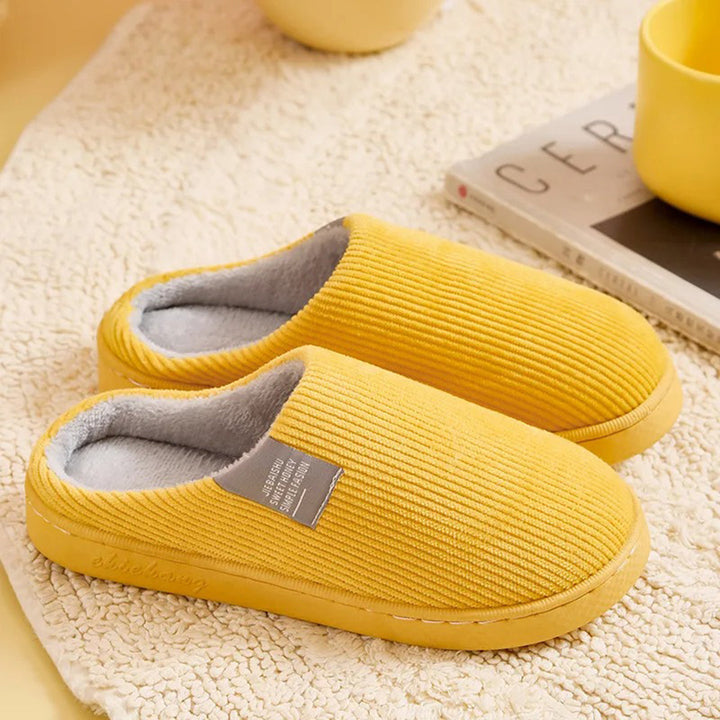 "Roze Rosela slip-on pantoffels voor dames met zacht binnenmateriaal en stevige zool, ideaal voor winterse gezelligheid."