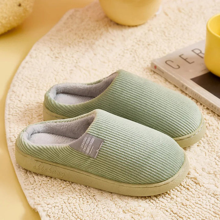 "Roze Rosela slip-on pantoffels voor dames met zacht binnenmateriaal en stevige zool, ideaal voor winterse gezelligheid."