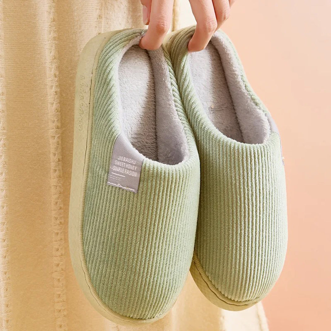 "Roze Rosela slip-on pantoffels voor dames met zacht binnenmateriaal en stevige zool, ideaal voor winterse gezelligheid."