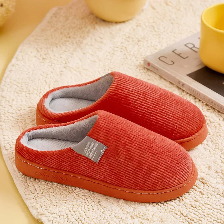 "Roze Rosela slip-on pantoffels voor dames met zacht binnenmateriaal en stevige zool, ideaal voor winterse gezelligheid."