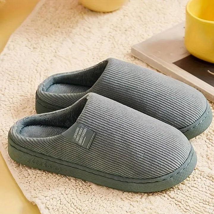 "Roze Rosela slip-on pantoffels voor dames met zacht binnenmateriaal en stevige zool, ideaal voor winterse gezelligheid."