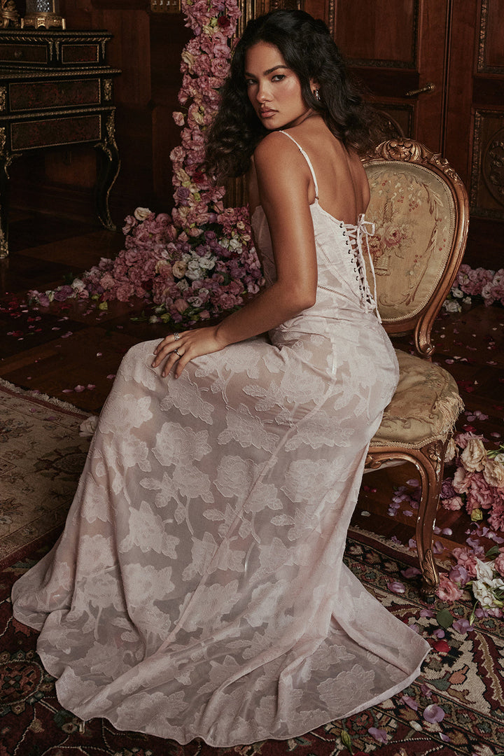 "Rugloze maxi jurk met geborduurde details, elegante zomerstijl geschikt voor informele en formele evenementen."