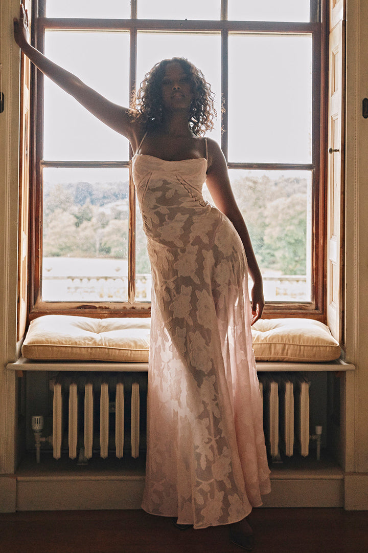 "Rugloze maxi jurk met geborduurde details, elegante zomerstijl geschikt voor informele en formele evenementen."