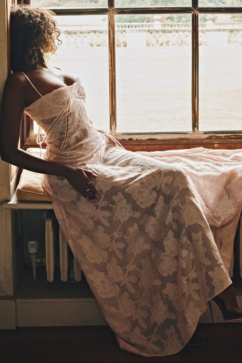 "Rugloze maxi jurk met geborduurde details, elegante zomerstijl geschikt voor informele en formele evenementen."