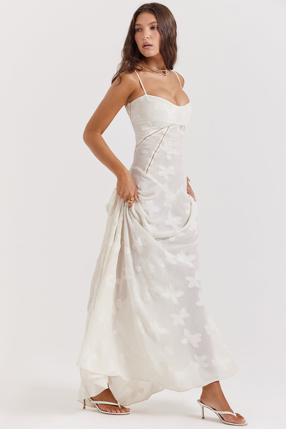 "Rugloze maxi jurk met geborduurde details, elegante zomerstijl geschikt voor informele en formele evenementen."