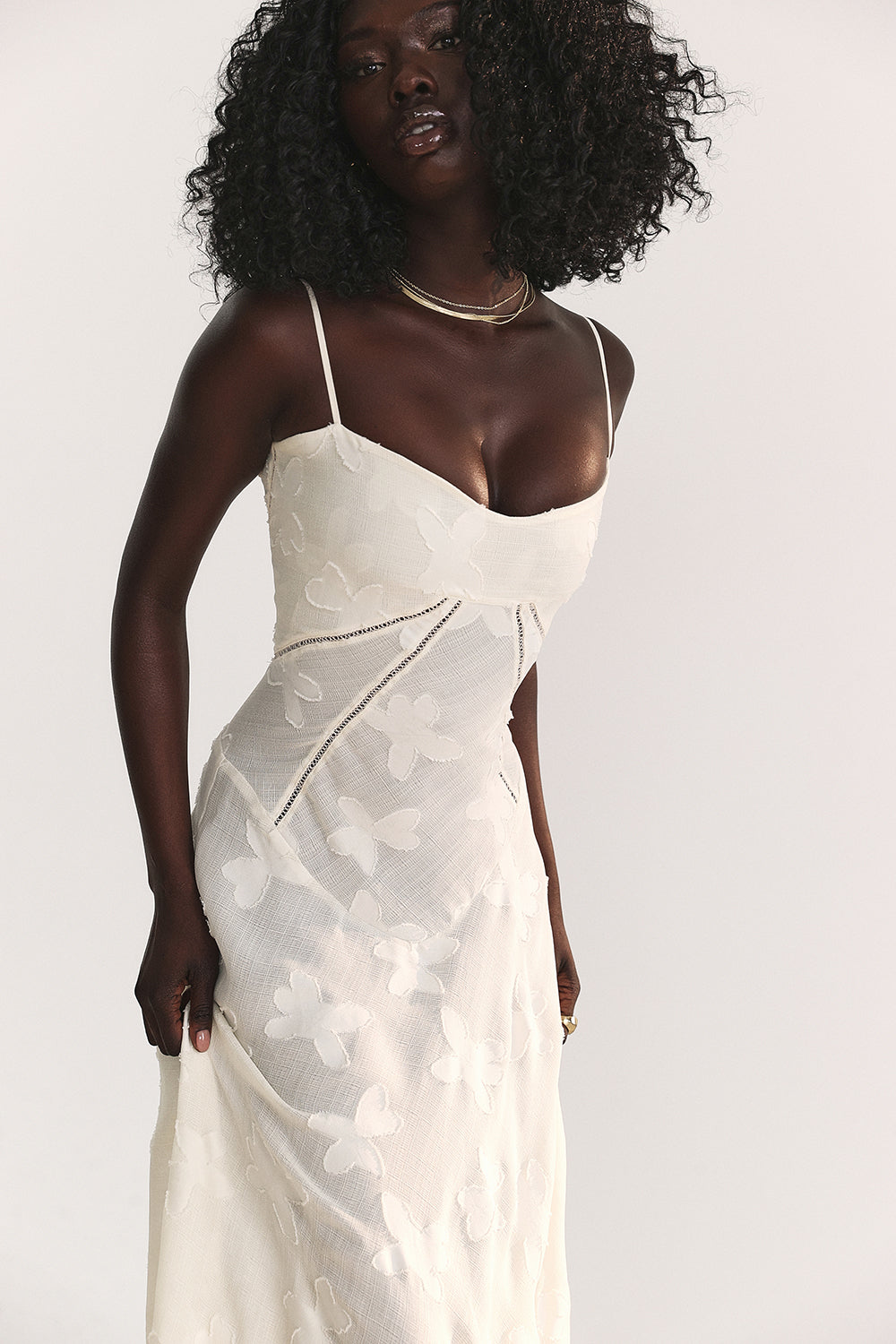 "Rugloze maxi jurk met geborduurde details, elegante zomerstijl geschikt voor informele en formele evenementen."