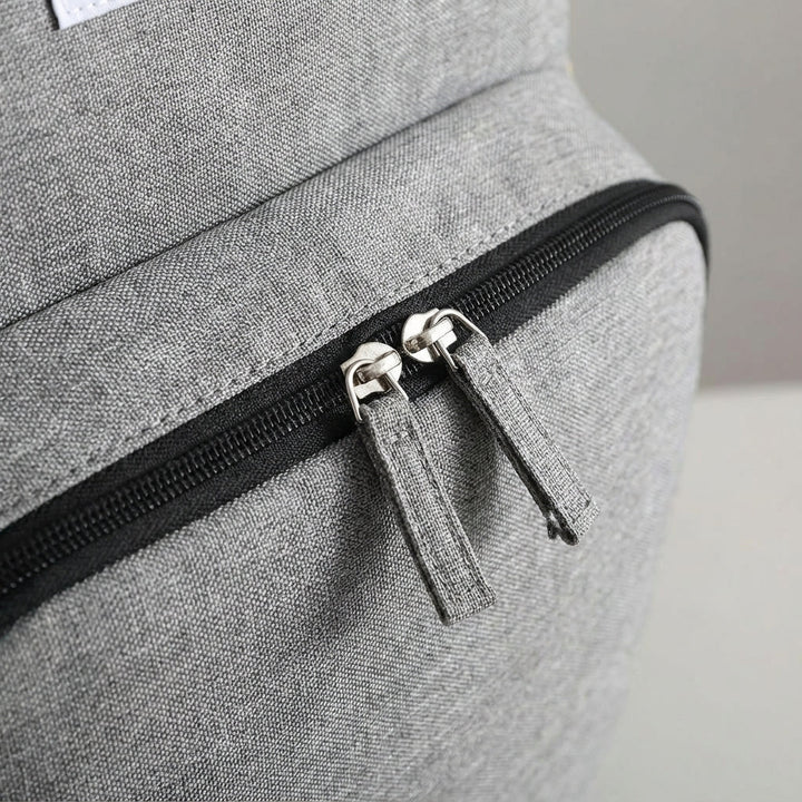 Georganiseerde luiertas rugzak met veel vakken en compartimenten voor flessen, luiers en babykleding.