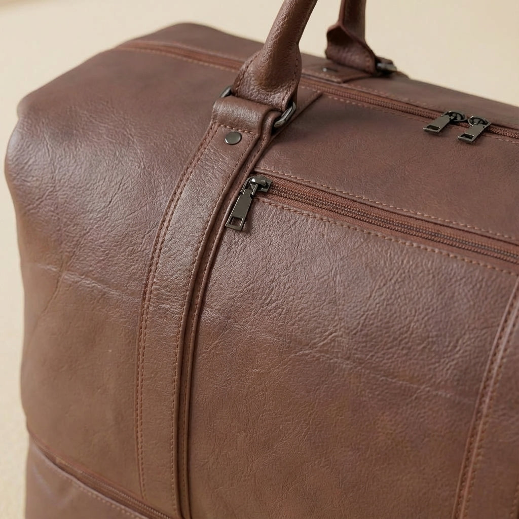 Duurzame leren reisbagage, een ruime weekendtas met stevige draagtas functies voor lange reizen.