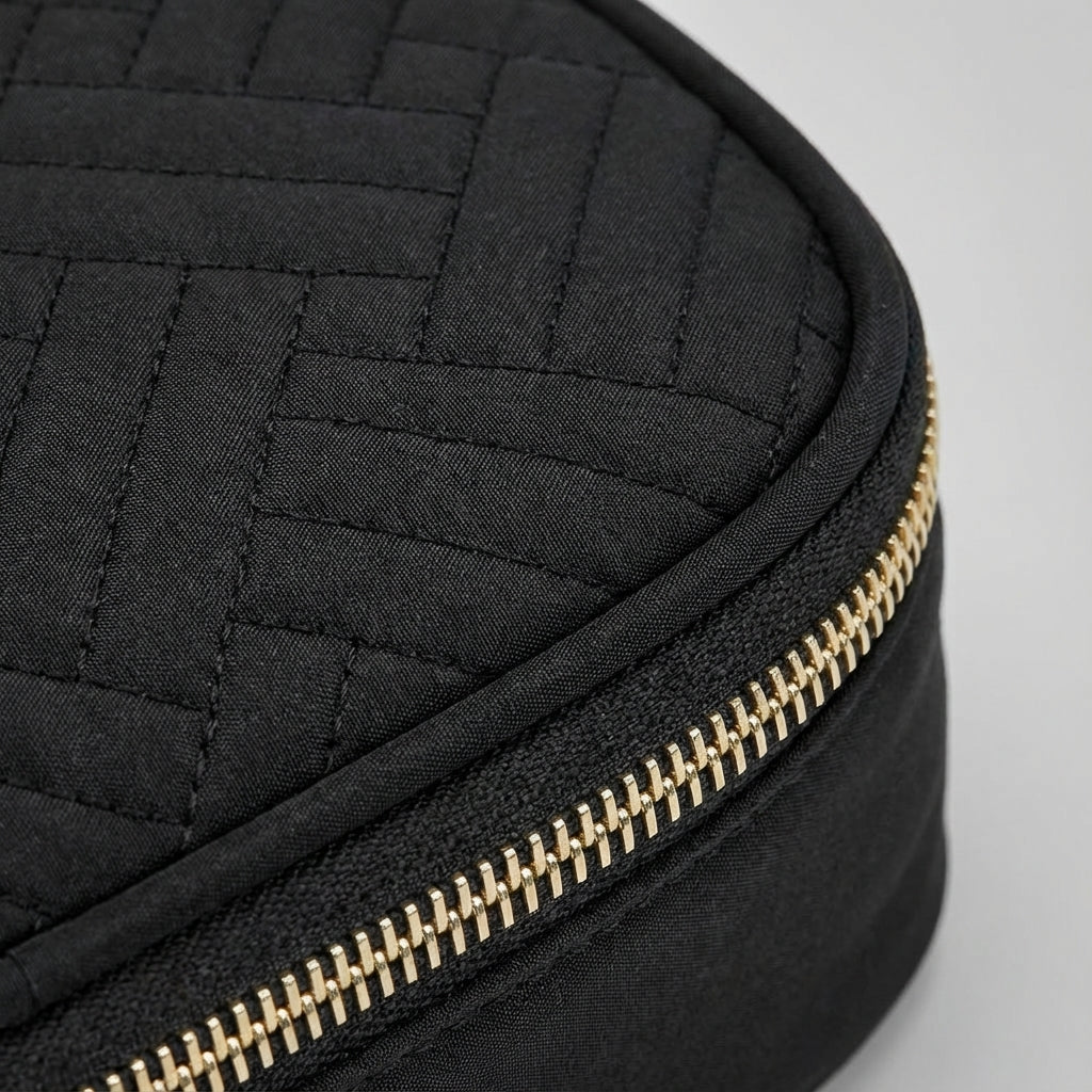 Compacte beautycase van Neatmate, ideaal voor het opbergen van essentials op vakantie of zakenreis.