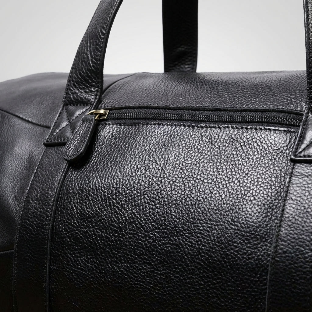Zwarte Gripwell duffelbag reistas met schouderband, perfect voor georganiseerde korte trips.
