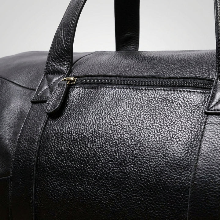 Zwarte Gripwell duffelbag reistas met schouderband, perfect voor georganiseerde korte trips.