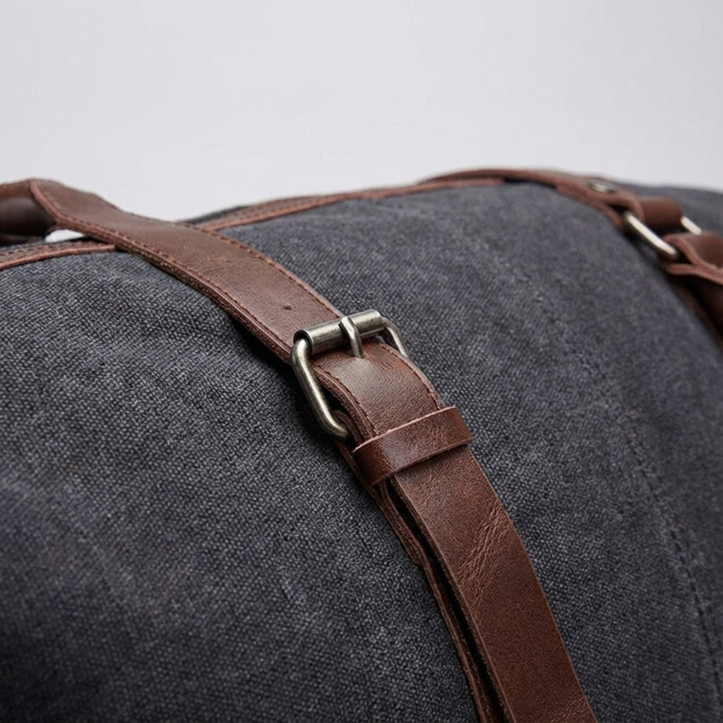 Unisex 50 liter duffelbag, getoond terwijl gedragen, ideaal als sporttas of ruime weekendtas voor reizen.