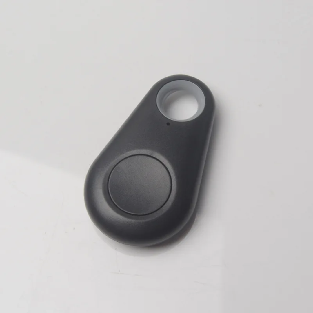 SafeTrack Mini GPS tracker in de hand van een kind; eenvoudig te dragen voor veiligheid.