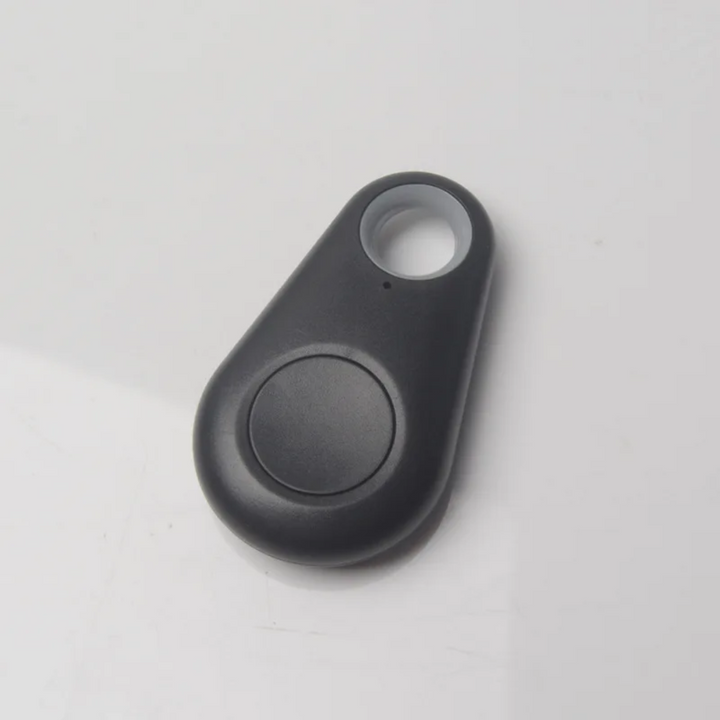 SafeTrack Mini GPS tracker in de hand van een kind; eenvoudig te dragen voor veiligheid.