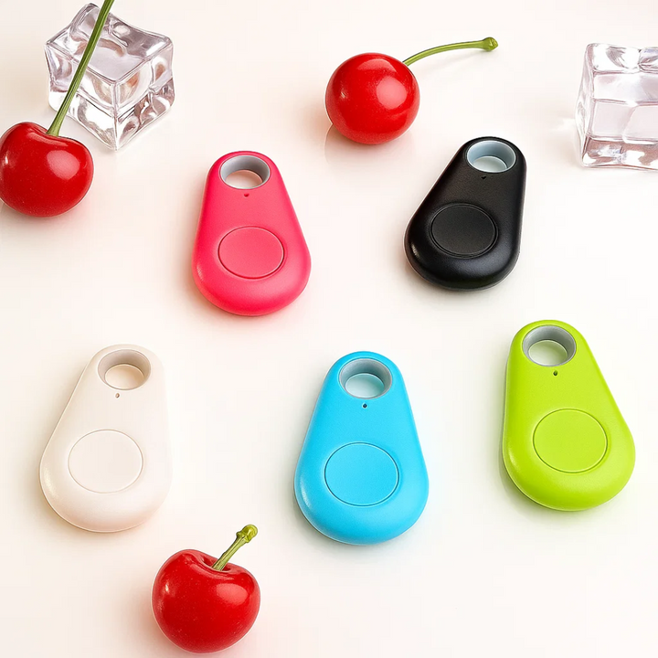 Realtime SafeTrack Mini GPS tracker app op smartphone scherm; toont locatie.