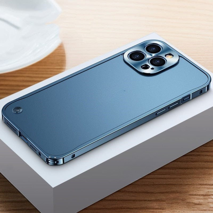 Luxe lichtgewicht aluminium iPhone hoesje met polycarbonaat bumper en valbescherming.