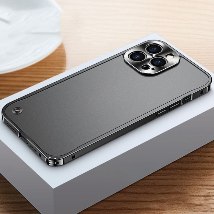 Universele SANDSBERGORIGINALS iPhone hoes van aluminium en polycarbonaat voor luxe uitstraling.