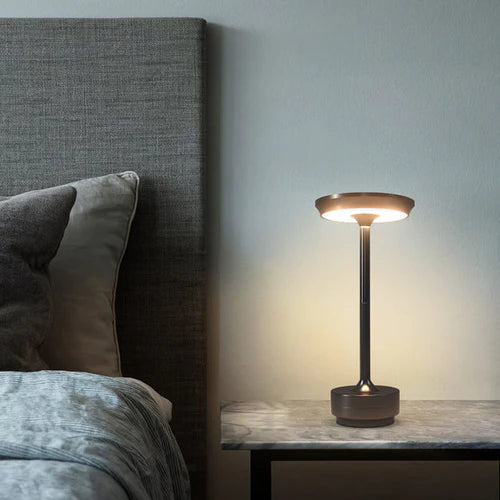 "Scandinavische draadloze tafellamp met dimbare LED, elegant ontwerp in metaal en glas voor moderne, veelzijdige verlichting.
