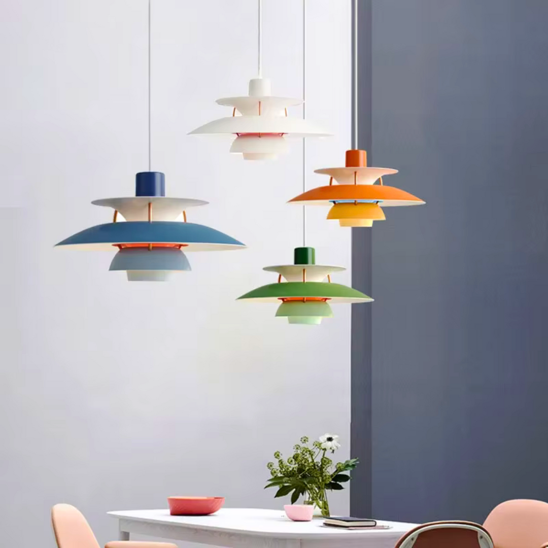 "Scandinavische plafondlamp met modern design, dimbare functie, in blauwe, oranje of zwarte finish, LED-compatibel"