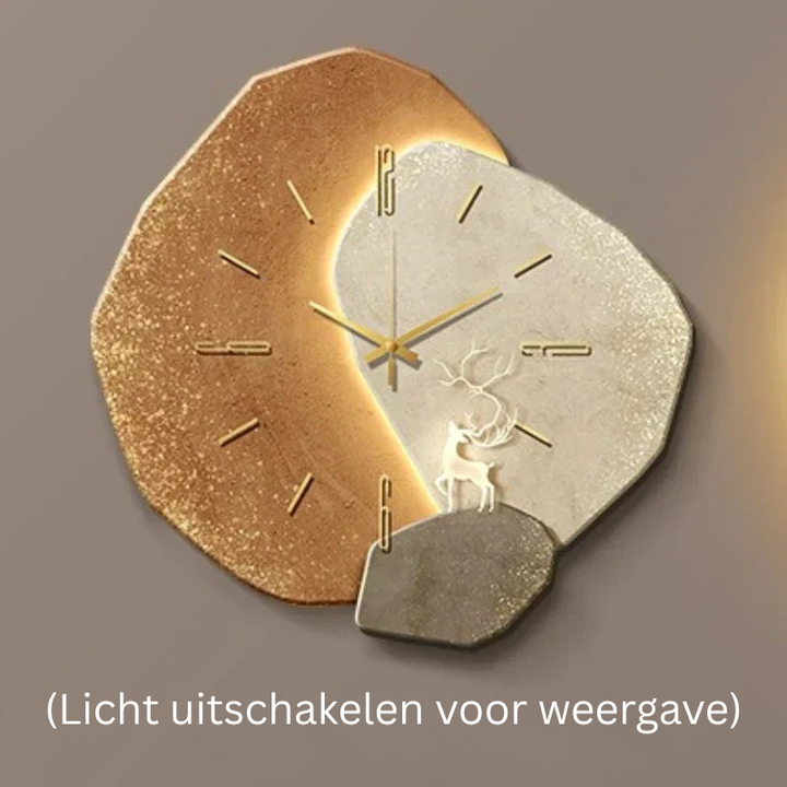 Elegante Scandinavische wandklok met modern design, quartz uurwerk en LED-verlichting.