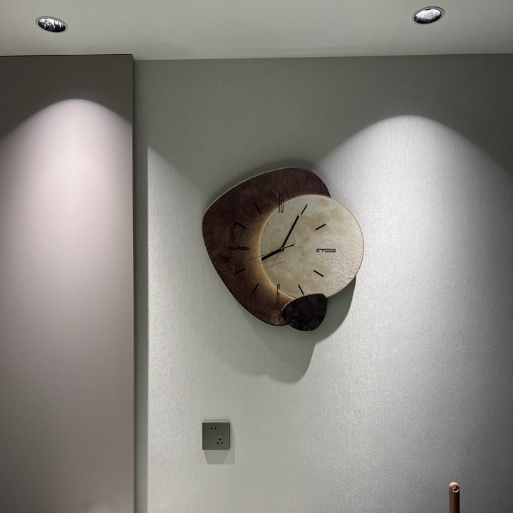 Functionele designklok: Scandinavische wandklok met verlichting voor sfeer en tijd.