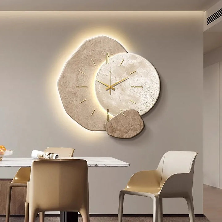 Stijlvolle wandklok met geïntegreerde sfeerverlichting, ideaal voor slaapkamer of kantoor.