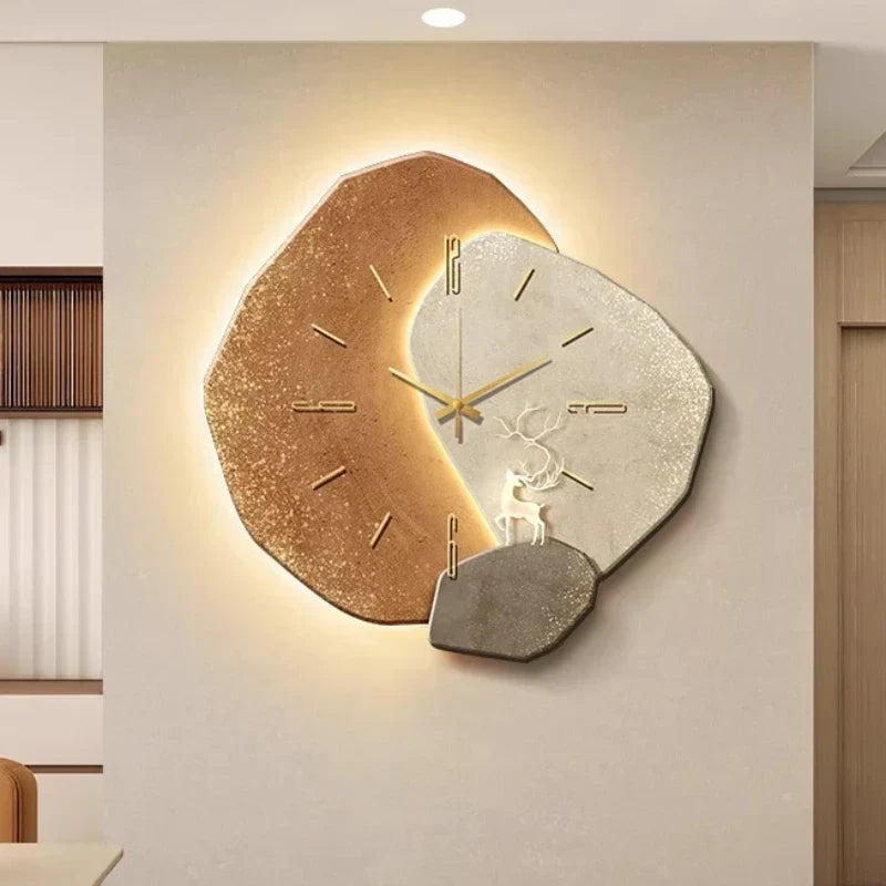 Ronde moderne Scandinavische wandklok met subtiele verlichting, verrijkt elk interieur.